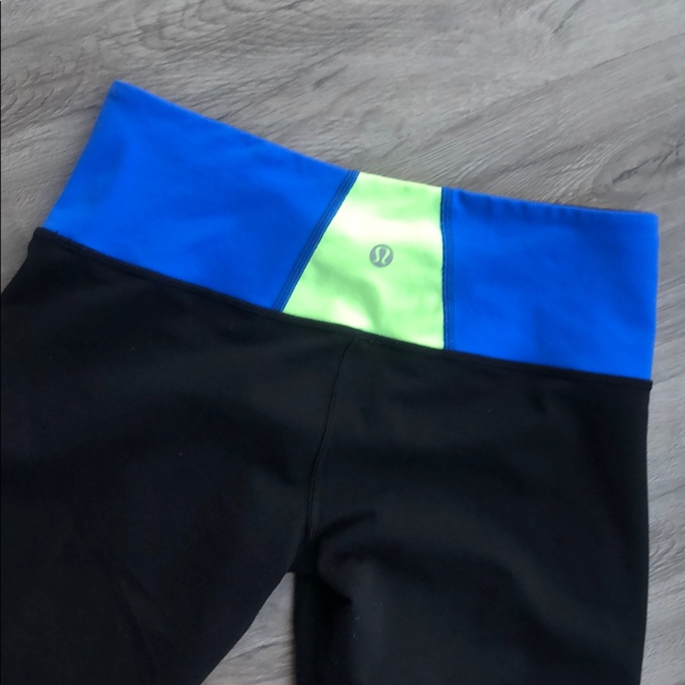 Black patterned lululemon crop leggings - Picture 3 of 5